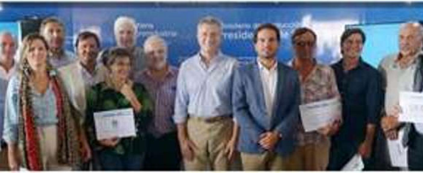 Romina Cavalli, vicerrectora académica USAL, junto a representantes de empresas, asociaciones y universidades.