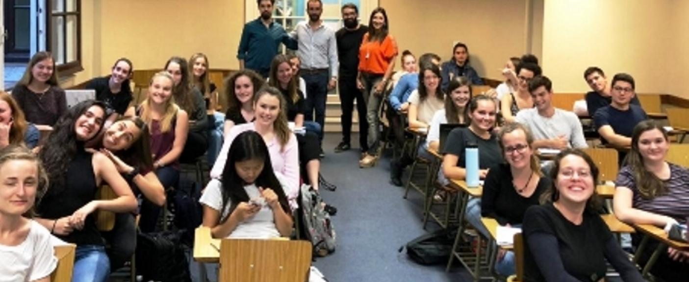 La Decana junto a los alumnos.
