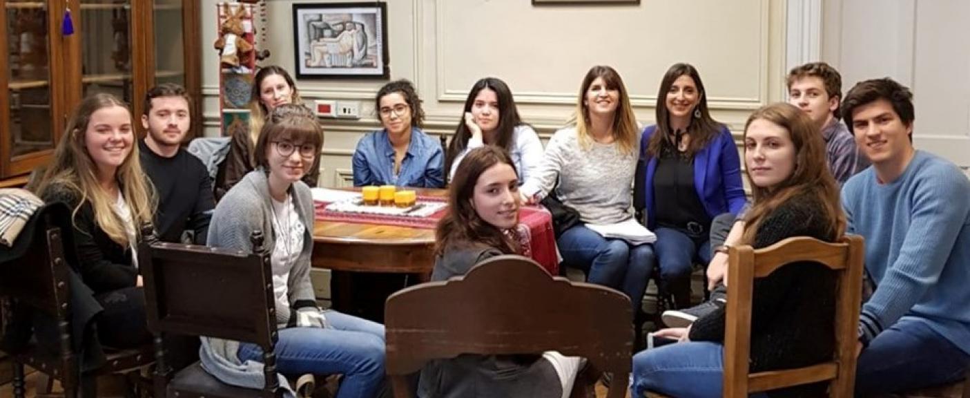 Mariana Colotta junto a las alumnas