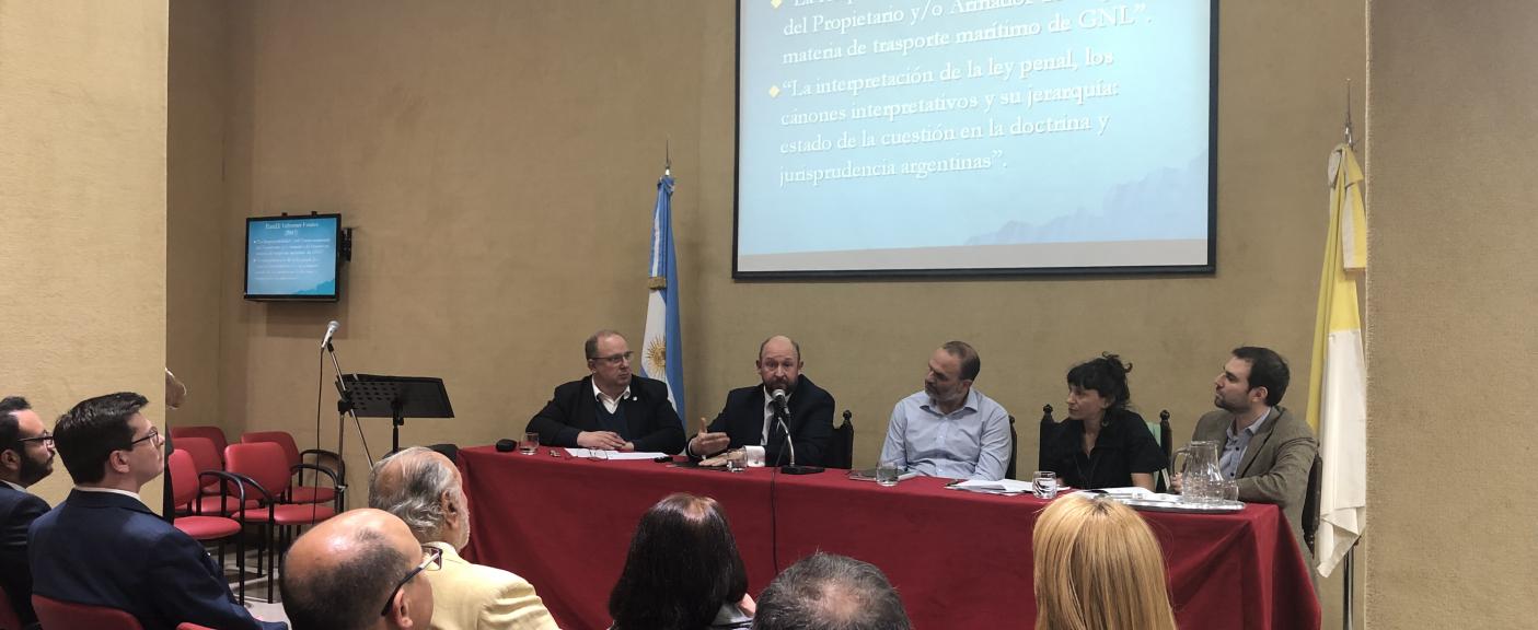Dr. Juan Carlos Frontera junto a los investigadores del Proyecto “La responsabilidad Civil Extracontractual del Propietario y/o Armador de buques en materia de transporte marítimo de gas natural licuado (GNL)” 