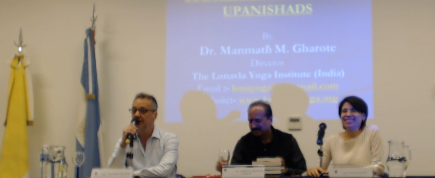 Esteban Piltch, Coordinador de la Tecnicatura en Yoga; Manmath Gharotey, Maestro de Yoga; y su traductora