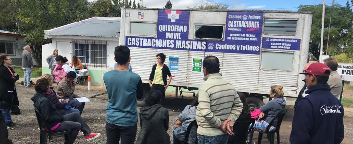 La directora del proyecto de investigación, Alejandra Muñoz, al frente de la charla sobre prevención de enfermedades zoonóticas