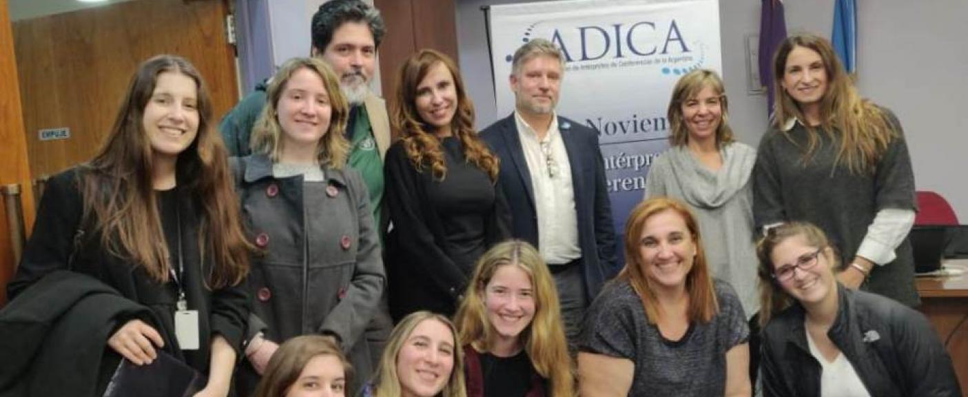alumnos y graduados de la Lic. en Interpretación con Sebastián Riveros (docente USAL); Verónica Pérez Guarnieri (Vicepresidente CTPCBA); Martín Barrère (ADICA); Verónica Tártara (Presidente ADICA); Silvana Lo Russo (Vicepresidente ADICA); y Andrea López (docente USAL)