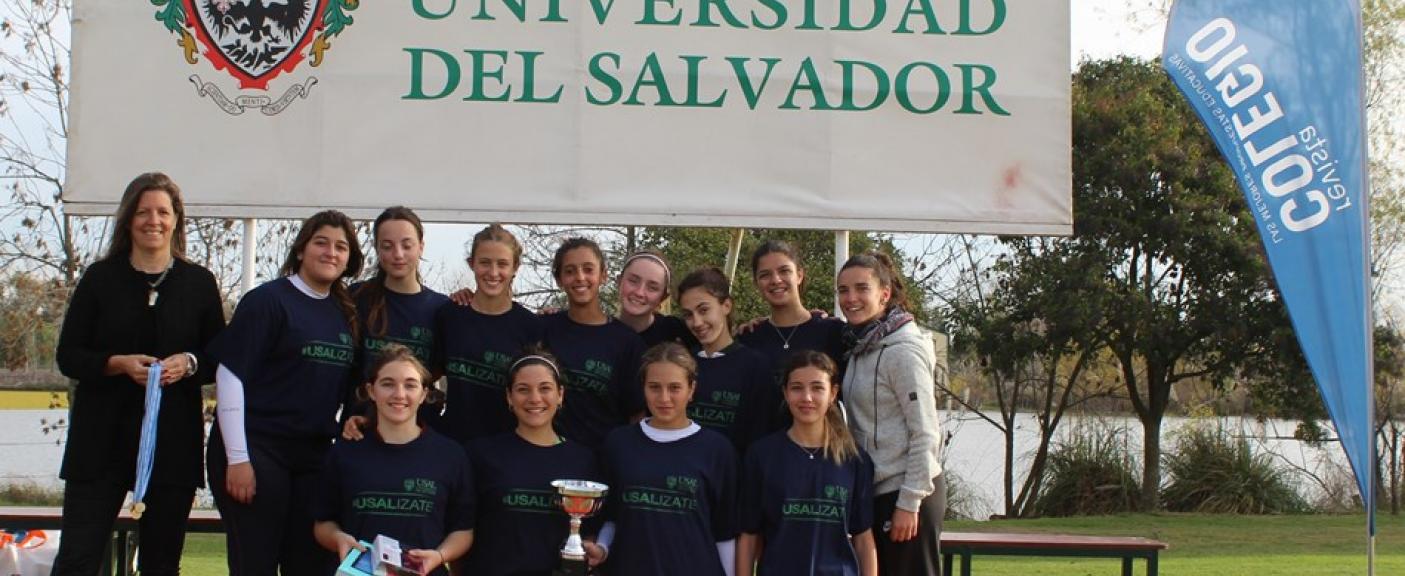 Romina Cavalli, Vicerrectora Académica, junto a las ganadoras del Primer Puesto, Colegio North Hills