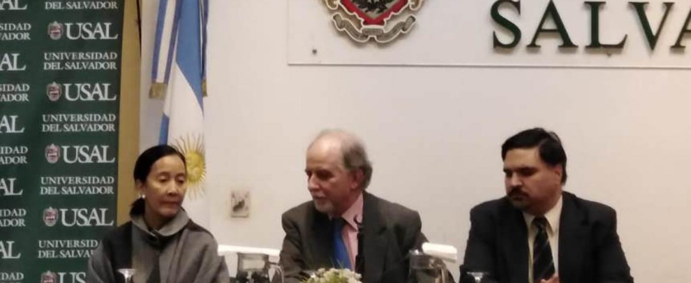 Embajadora de la República de Filipinas S.E. Linglingay Lacanlale; Dr. Bernardo Nante, Decano de la Facultad, y el Prof. Ezequiel Ramoneda