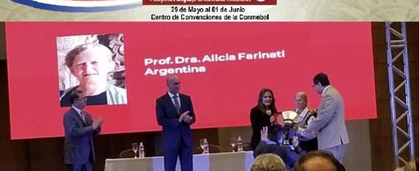 Dra. Alicia Farinatti recibiendo el reconocimiento