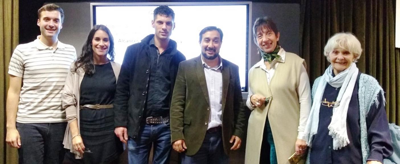 Lucas Gago (becario doctoral de CONICET), Paulina Hauser (Doctora CONICET y actual docente en sede Pilar), Lucas Cuenya (Dr en Psicologia, investigador Adjunto de CONICET, Profesor titular: Bases biológicas y neurológicas del comportamiento humano. UAI), Dr. Jorge Mario Andreau (Director del Instituto de investigación de la USAL), Dra. Gabriela Reanult, (Decana de la Facultad de Psicología y Psicopedagogái de la USAL) y Susana Otero (Investigadora y Profesora de la USAL)