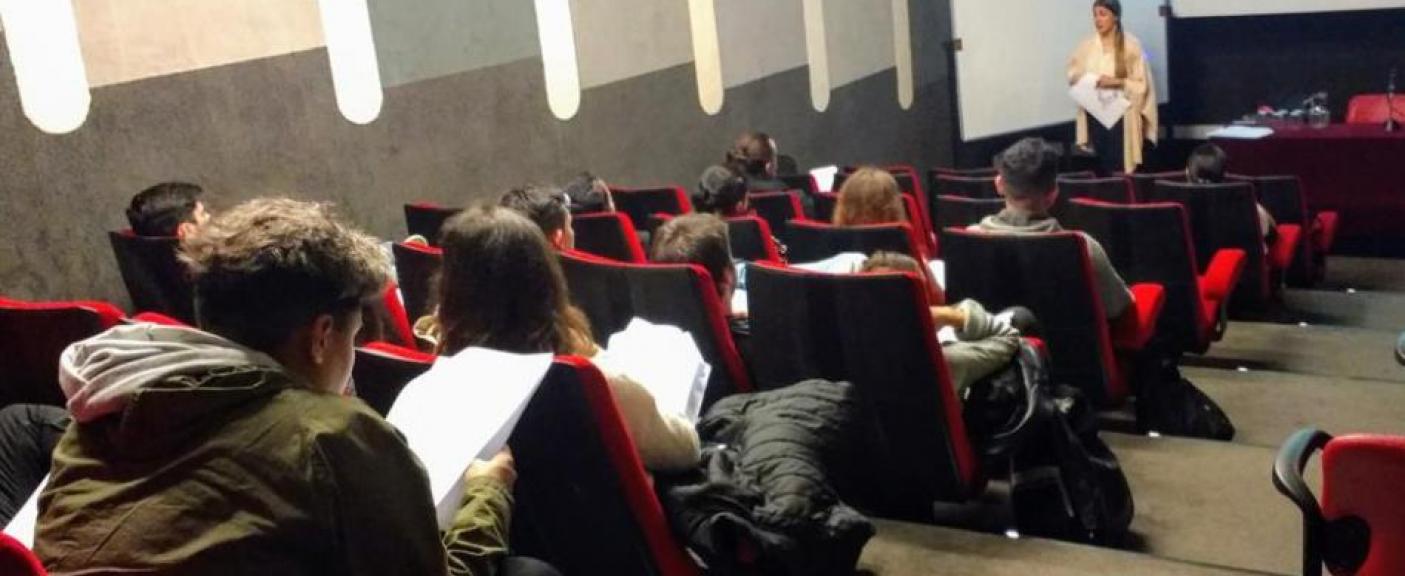 Escribana Andrea Daniela Bordicelli brindando la charla a los alumnos