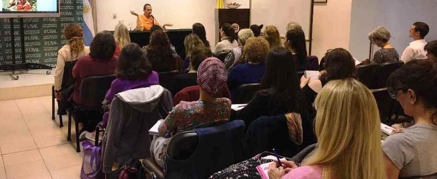 Swami Padmanabha dictando el curso