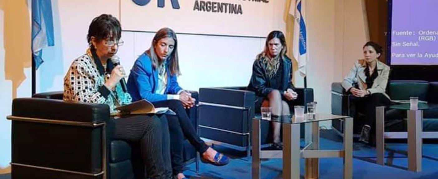Gabriela Renault (Decana de la Facultad de Psicología y Psicopedagogía), Cecilia Retegui (Co-fundadora de Zalvais), Corina Bellani (Fundadora Pastelar) y moderadora Mercedes Lagarrigue (Dirección Nacional de Cooperación e integración Institucional. Secretaría de Gobierno de Ciencia, tecnología e Innovación productiva)