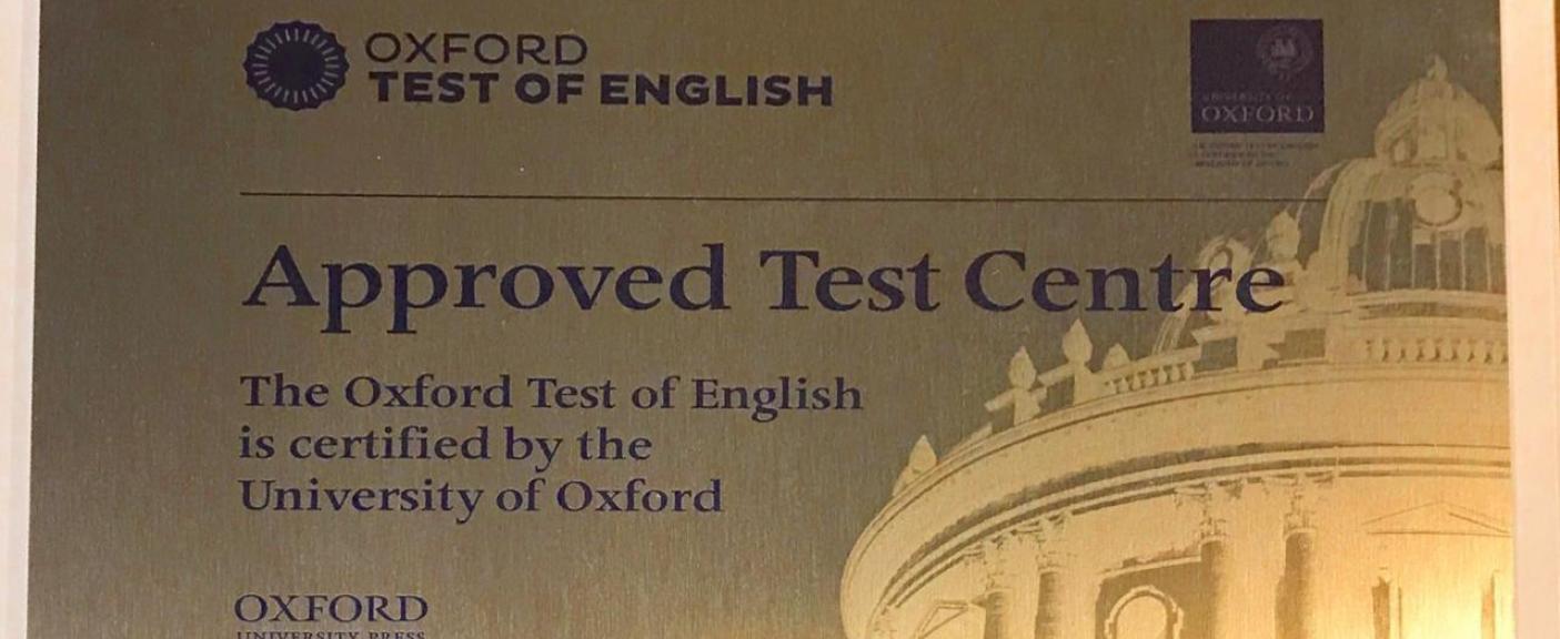 Placa de Reconocimiento a la Escuela de Lenguas Modernas como Centro Examinador