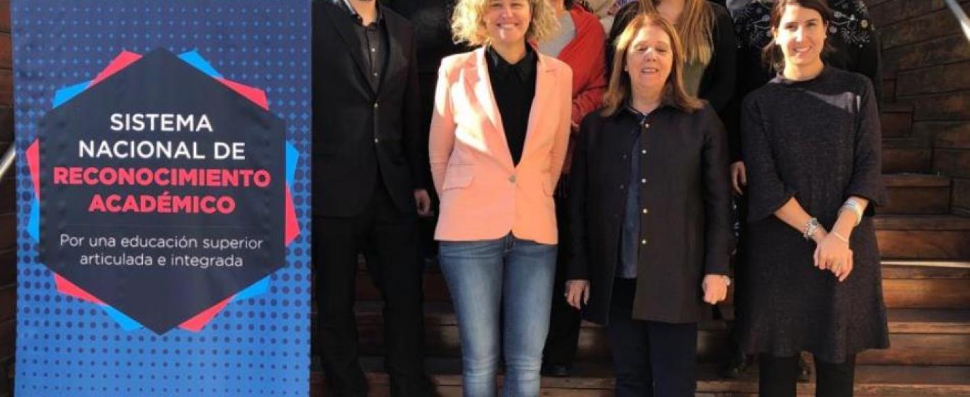 (Primera fila de izquierda a derecha) Agustina Peretti Coordinadora General, Programa Calidad Universitaria; Rosana Dartizio, Técnica Secretaria política universitaria SPU; Magali Carro Pérez, Universidad Nacional de Córdoba ; (segunda fila) David Speroni Universidad, Nacional de Córdoba; María Cristina Haupt, Universidad Nacional de Misiones; Carolina Chamorro, Universidad del Salvador; Claudia Guzmán, Universidad Nacional de Córdoba; (tercera fila) Rodrigo Bruni, Universidad Nacional de Córdoba; Fernanda 