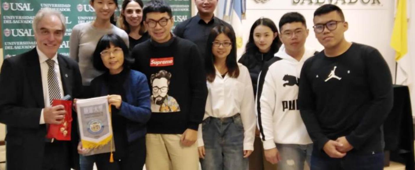 Prof. Rosalía Liang (Liang Shiau-Bo) junto al Dr. Carlos Rúa, Director de la Escuela de Estudios Orientales; y alumnos