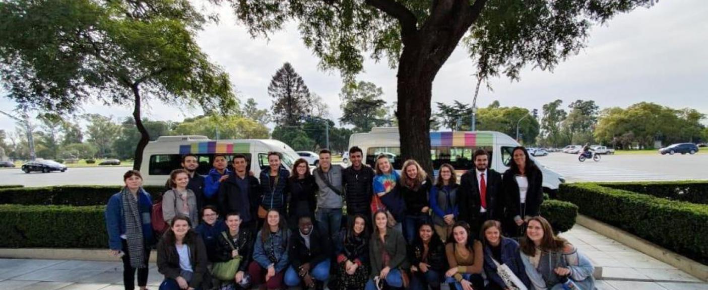 El grupo completo junto con las autoridades de la USAL en el frente del Palacio Bosch