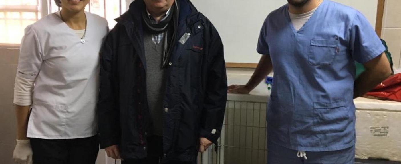 El Rector junto a Sabrina Cabral y Julián Azcuei, alumnos de quinto año de Veterinaria