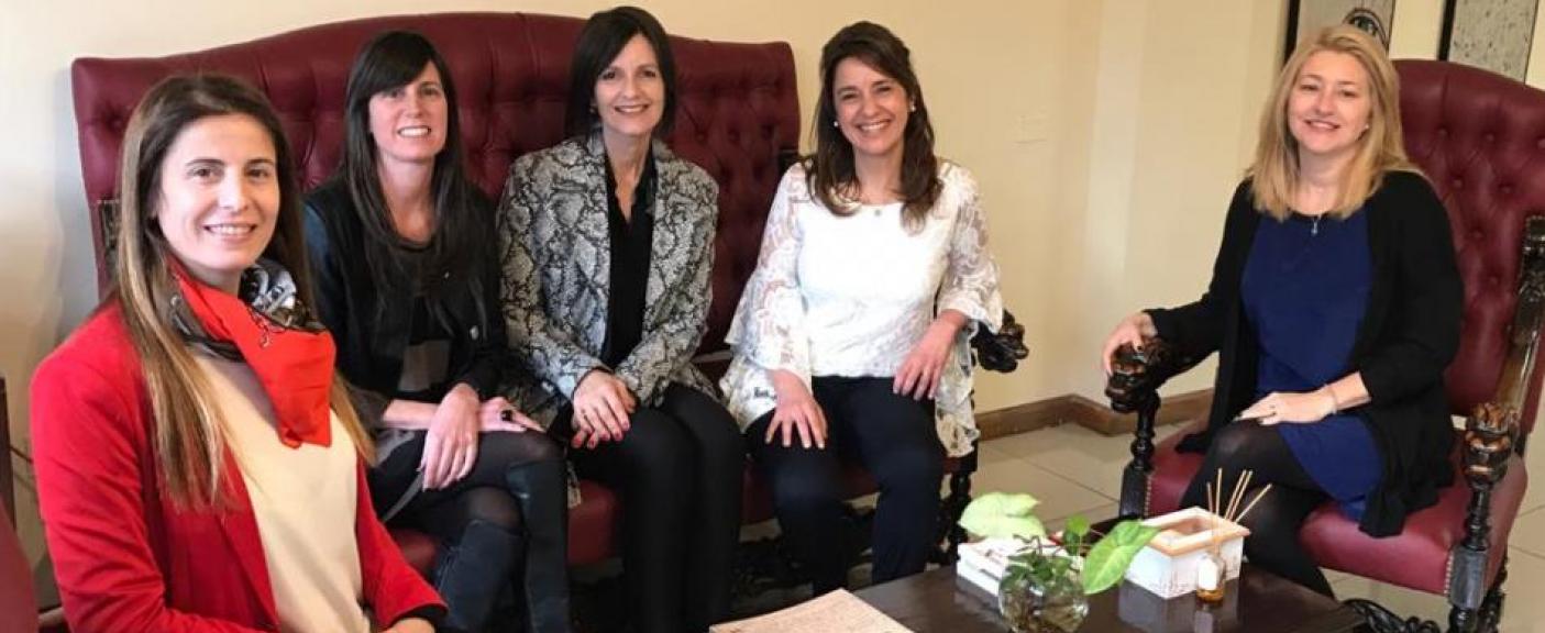 La Decana de la Facultad de Ciencias Jurídicas, Livia Uriol, junto a Silvia Bianco, Luciana Piñeiro y Lorena Tula del Miral y la Profesora Elizabeth Ortega, organizadora del evento. 