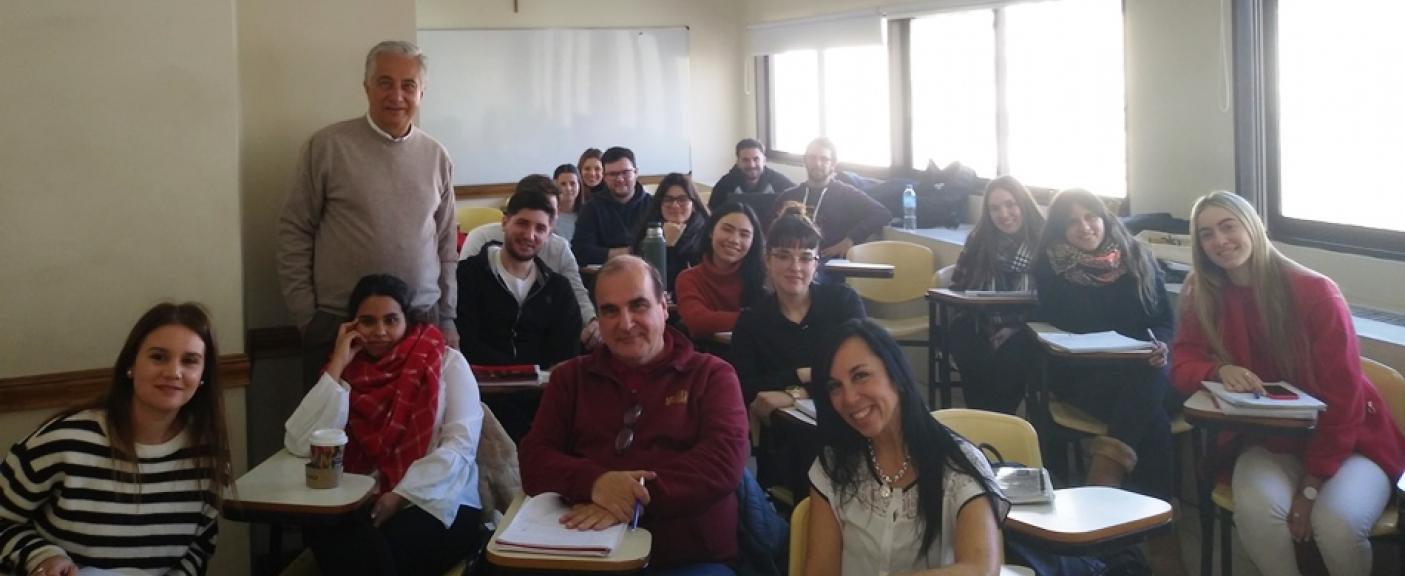 Prof. Vasallo con alumnos de 5to año que participaron