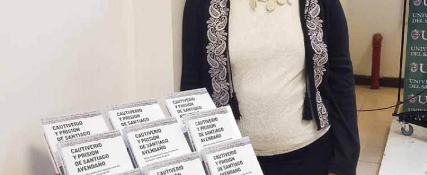 La Dra. María Laura Pérez Gras muestra los ejemplares que entregará a investigadores y docentes del Lit. Argentina del siglo XIX