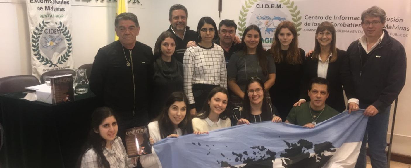 Luis Marino, Marcos Falcón, Carlos Domínguez, Lic. Hugo Díaz, Enrique Momigliano, Dra. Marina Guidotti y alumnos de la Escuela de Letras.