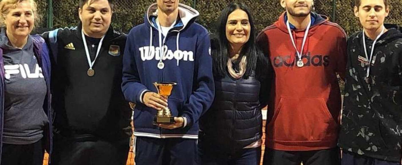 Seleccionado “Alonso Barzana, S.J.” junto a la prof. Alejandra Castiñeira de Dios y la Vicepresidenta de la ADAU, Mg. Liliana Moreno.