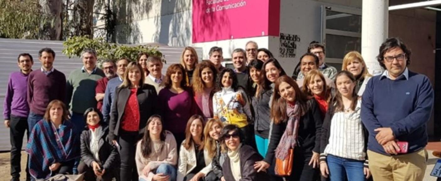 La directora de la carrera de Periodismo, Ana Laura García Luna, junto a representantes de las 23 universidades que integran FADECCOS