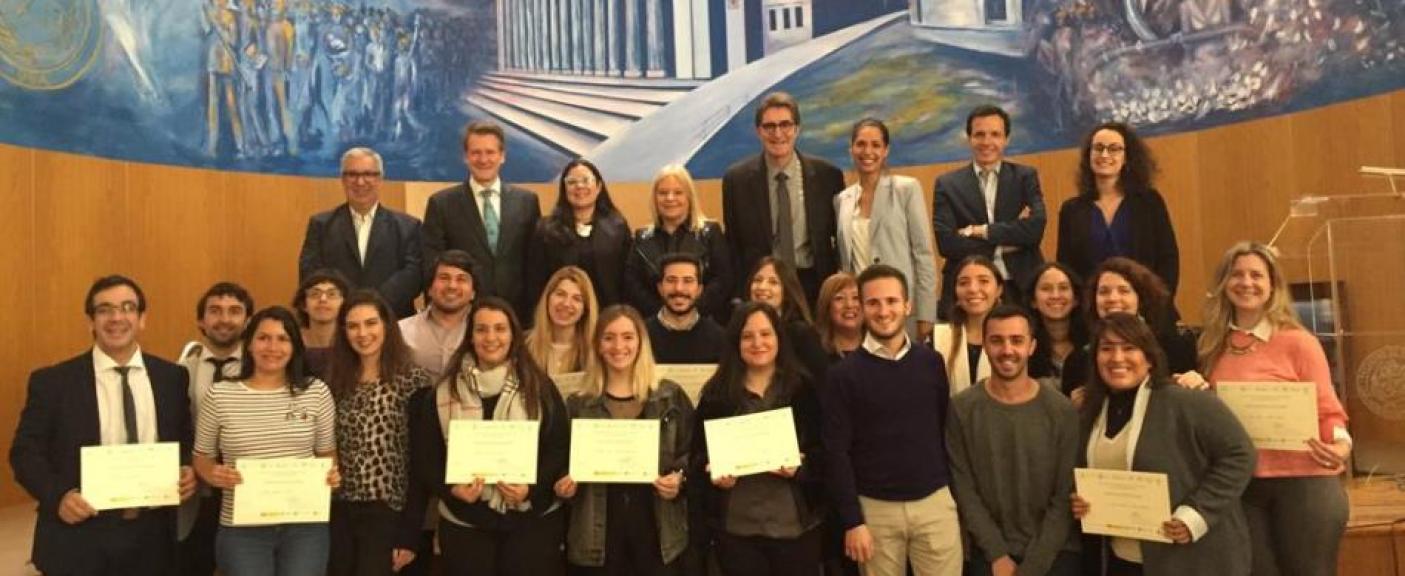 La vemos en la foto de la ceremonia de clausura y entrega de diplomas y con la nueva Embajadora, S.E. Claudia Scherer-Effosse, durante la recepción de apertura en la Embajada de Francia.