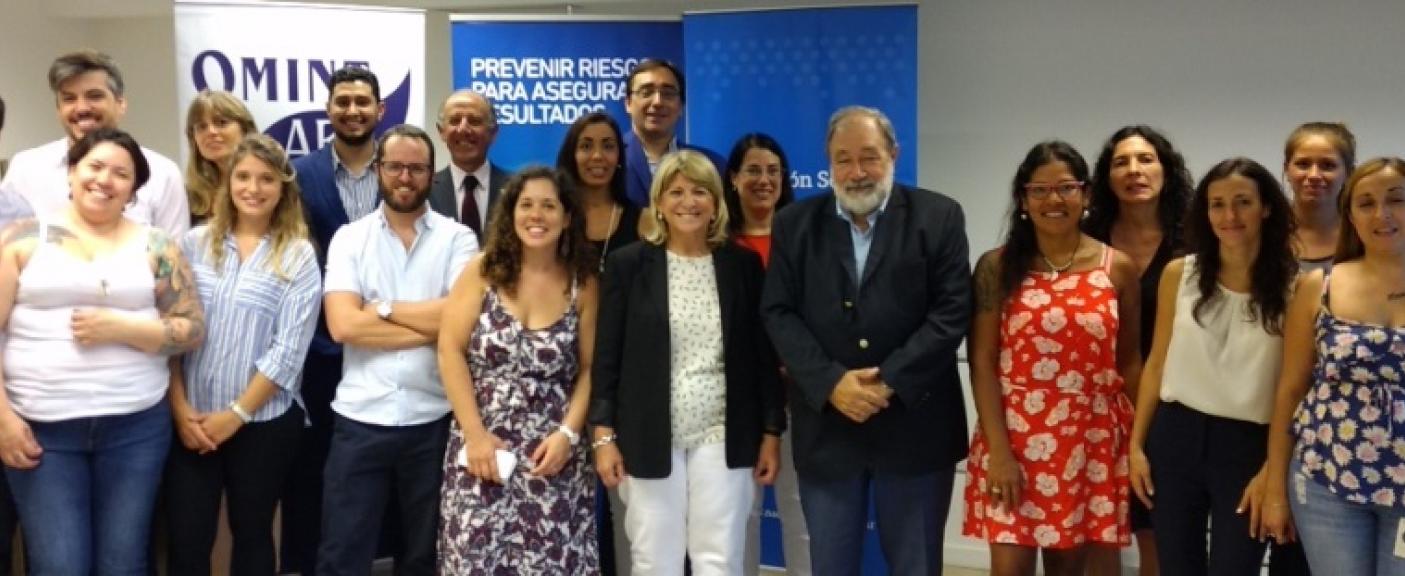 Héctor Dama, Decano de la Facultad de Ciencias Económicas y Empresariales; Carlos Facal, Director de la Especialización en Seguros, junto con el grupo de alumnos del curso.