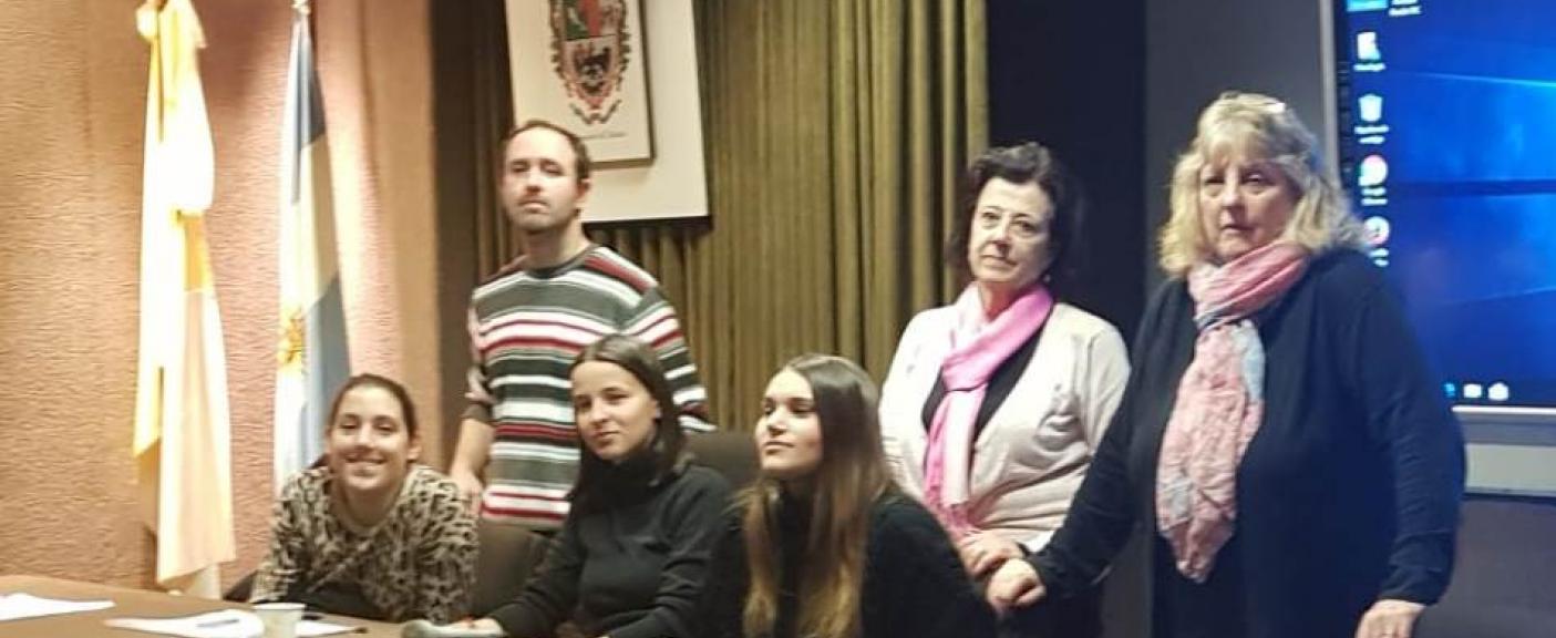 Arriba: los Profesores Juan Otero, Susana Russo y la Directora de la carrera de Psicopedagogía, María Rosa Vites. Abajo: alumnas de la carrera de Psicología y Psicopedagogía.