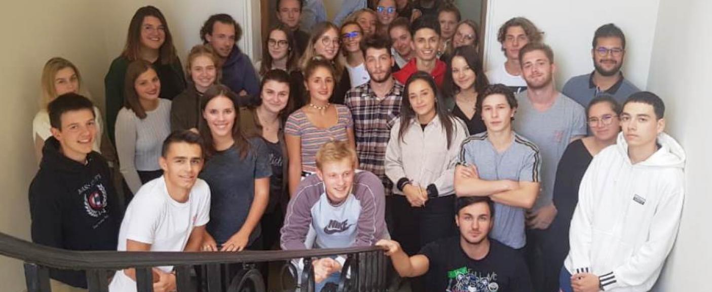 Como parte de las actividades, los estudiantes participan de actividades curriculares y realizan visitas a empresas