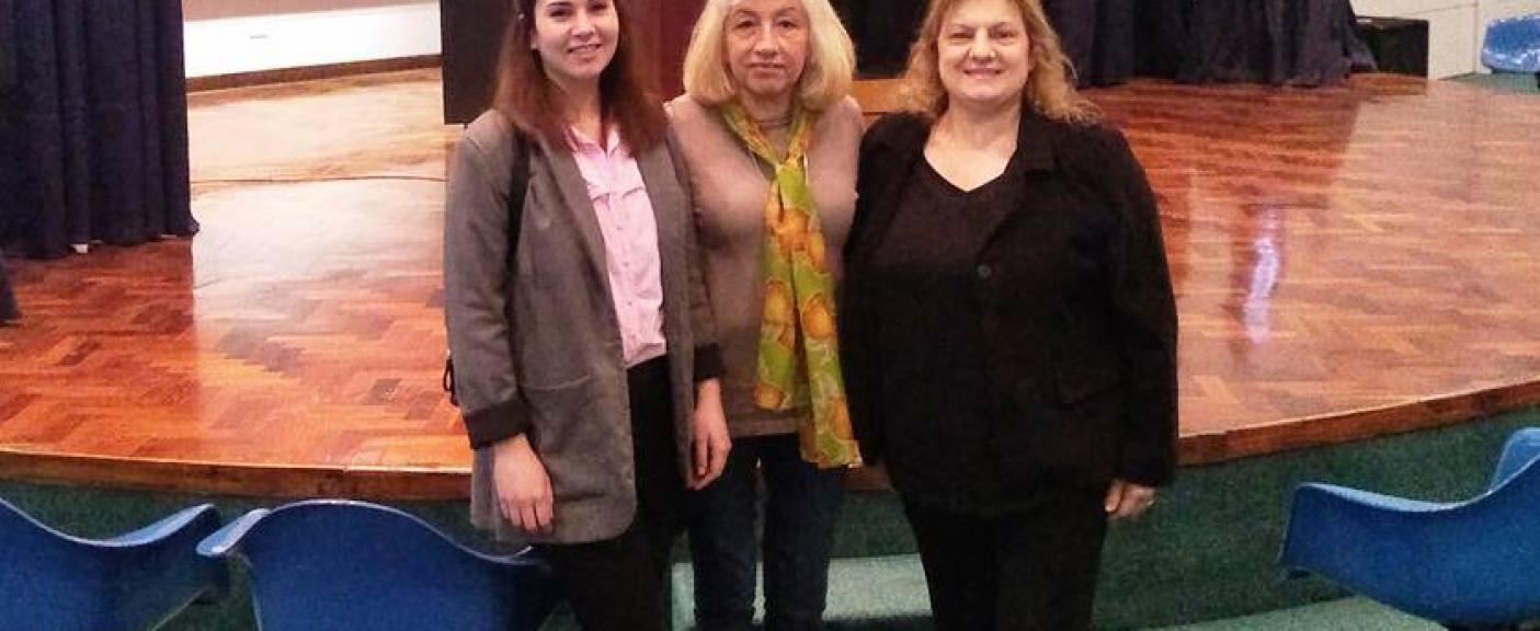 La Prof. Hilda Rodríguez junto a dos de las alumnas que participaron de la subasta