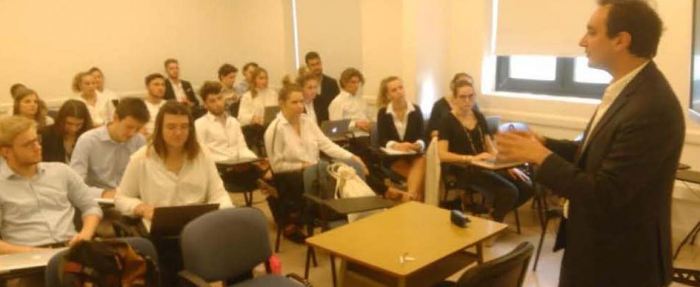 Bruno Menat, Consejero Financiero de la Embajada de Francia, junto a los alumnos.