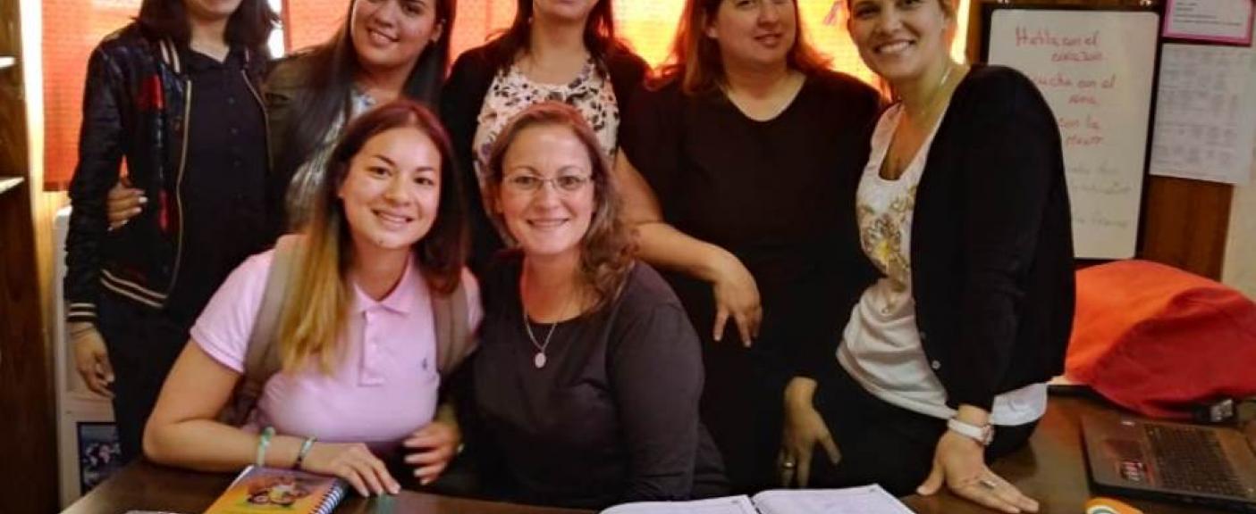 En el marco de una las materias de la USAL, la estudiante visitó un colegio de Florencio Varela. 