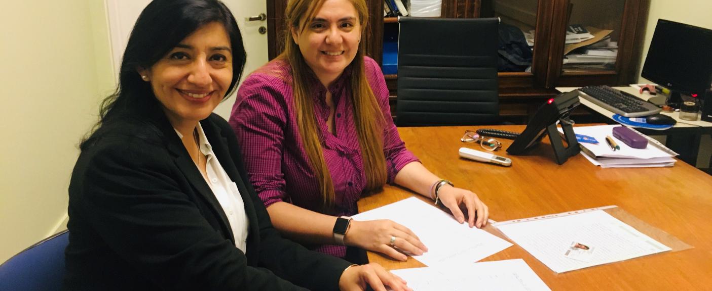 Alejandra Arjona representante de la parte de Administración y Finanzas de la empresa BTR Consulting,  y Carolina Chamorro, Prosecretaria Académica de la Facultad de Ingeniería. 