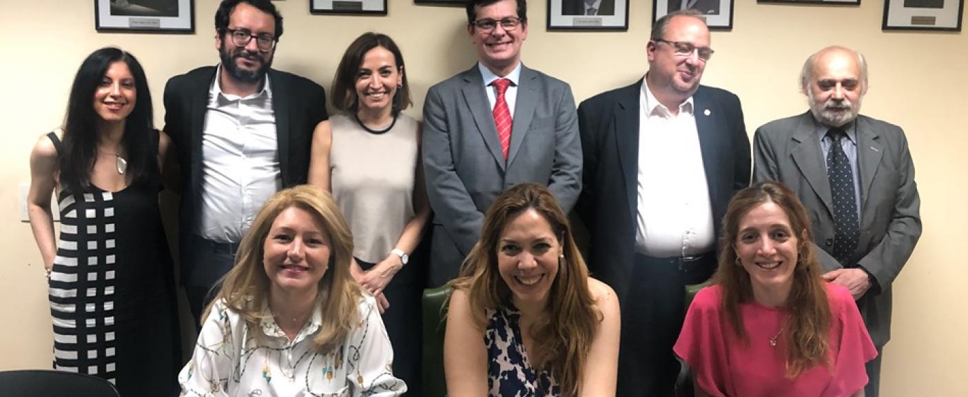 Livia Uriol, Decana de la facultad de Ciencias Jurídicas, junto a Directores y Secretarios de edición de las revistas. 