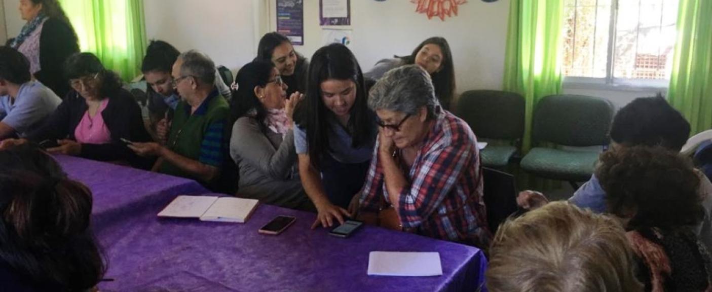 Estudiantes de PESCAR y estudiantes de la Facultad de Ingeniería en el Centro de Adultos Mayores Lagomarsino de Pilar.