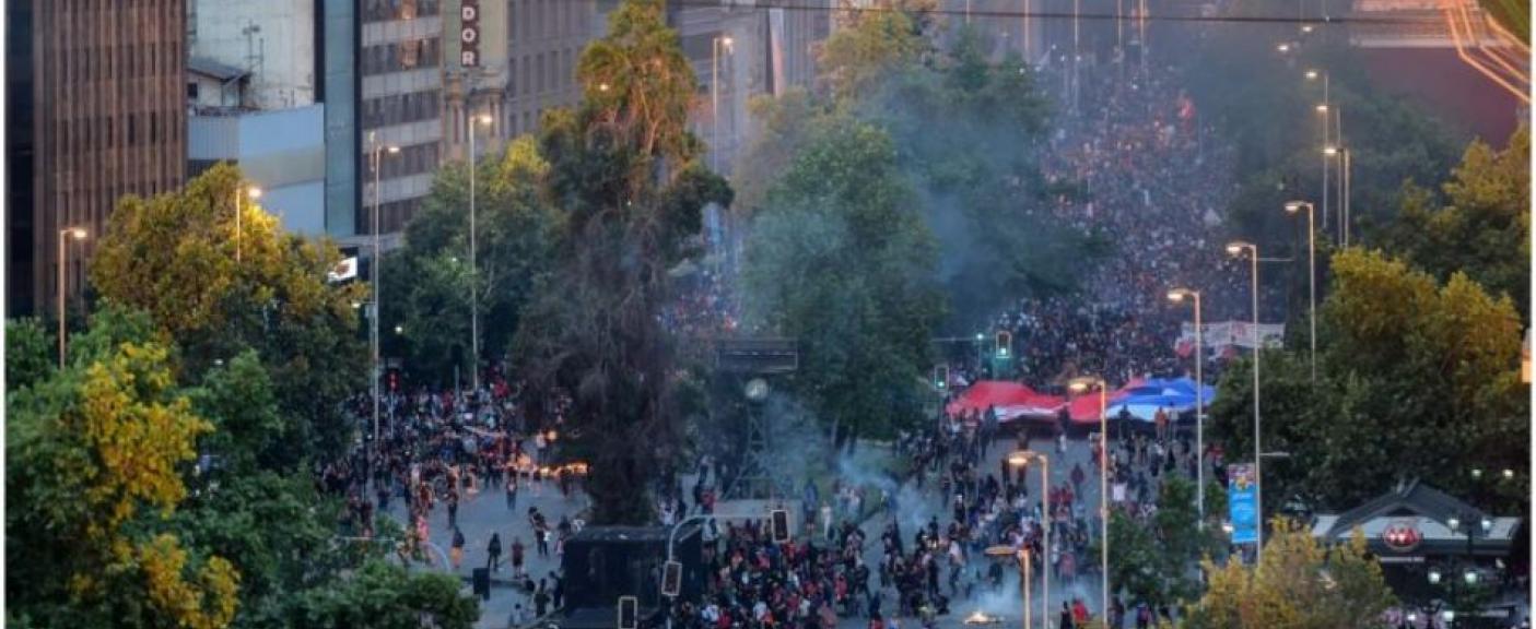 Incidentes y gases lacrimógenos en la marcha de Chile. FOTO: AFP