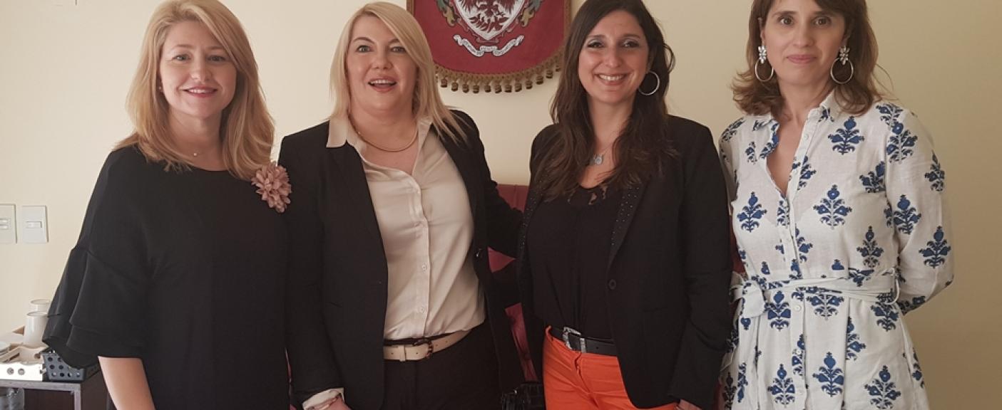 Livia Uriol, Decana de la Facultad de Ciencias Jurídicas; Rosana Bertone, Gobernadora de la Provincia de Tierra del Fuego, Antártida e Islas del Atlántico Sur; Mariana Colotta, Decana de la Facultad de Ciencias Sociales; y Cecilia Incardona, Fiscal Federal. 