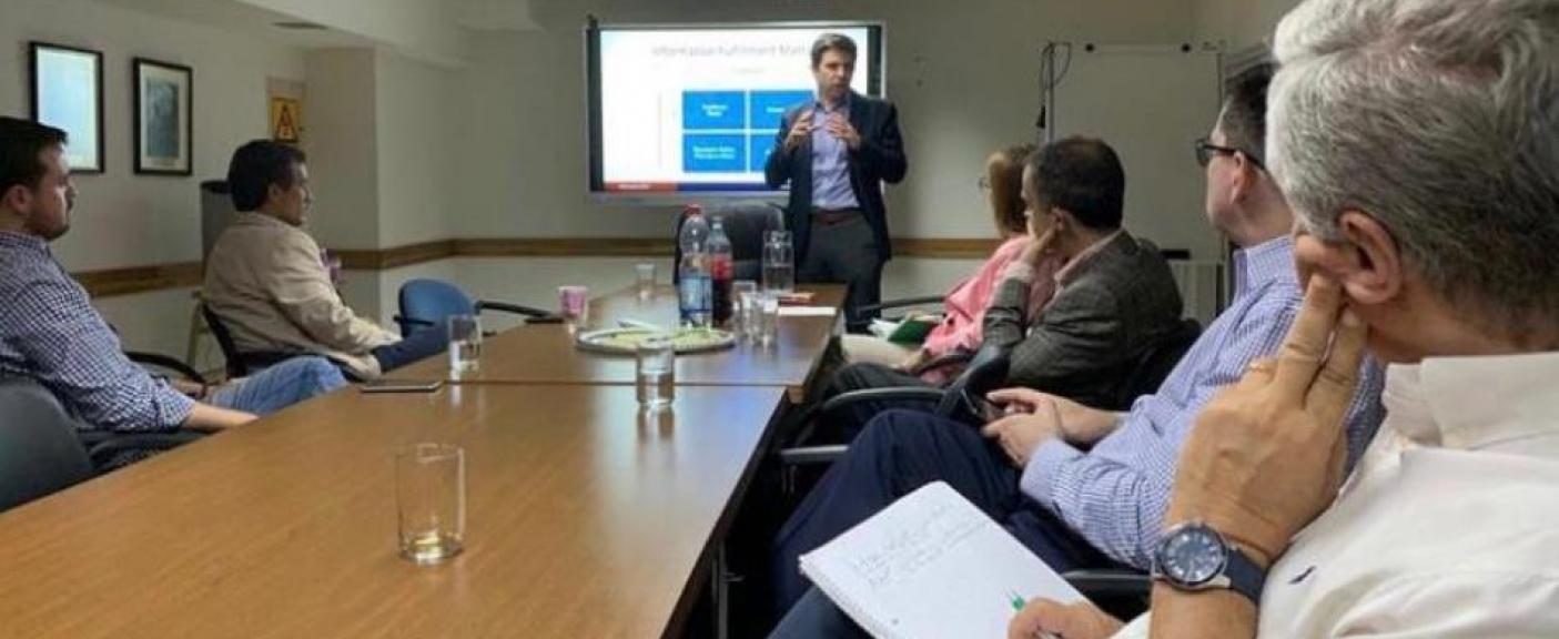 El Prof. Gallino exponiendo en el Salón Alonso de la Facultad de Ciencias Jurídicas.