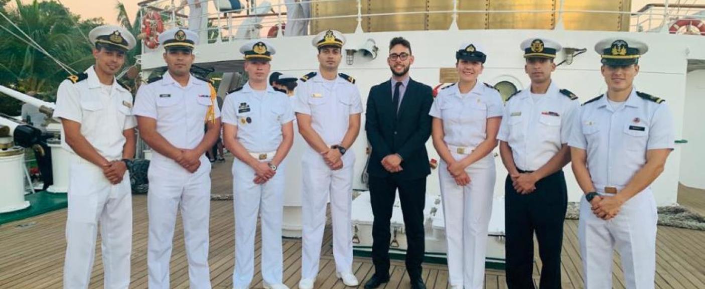 Francesc Fouine junto con algunos integrantes de la tripulación