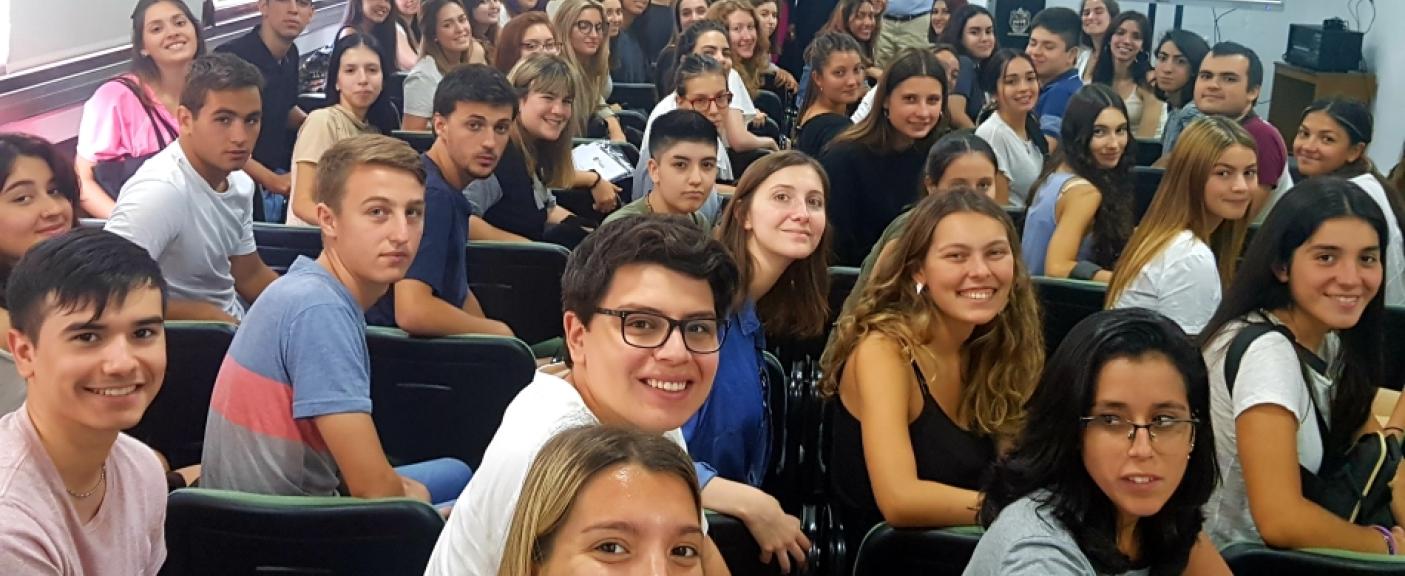 Colaboradora Académica, Lic. Sola Vanesa Romina; Ciclo de Formación Básica, Lic. Dolores Gutiérrez; Decana, Dra. Mariana Colotta; Director de la Escuela de Relaciones Internacionales, Emb. Julio Lascano y Vedia; Ciclo de formación Básica, Mg. Juan Carlos Iorio, con los alumnos de la Sede Centro.