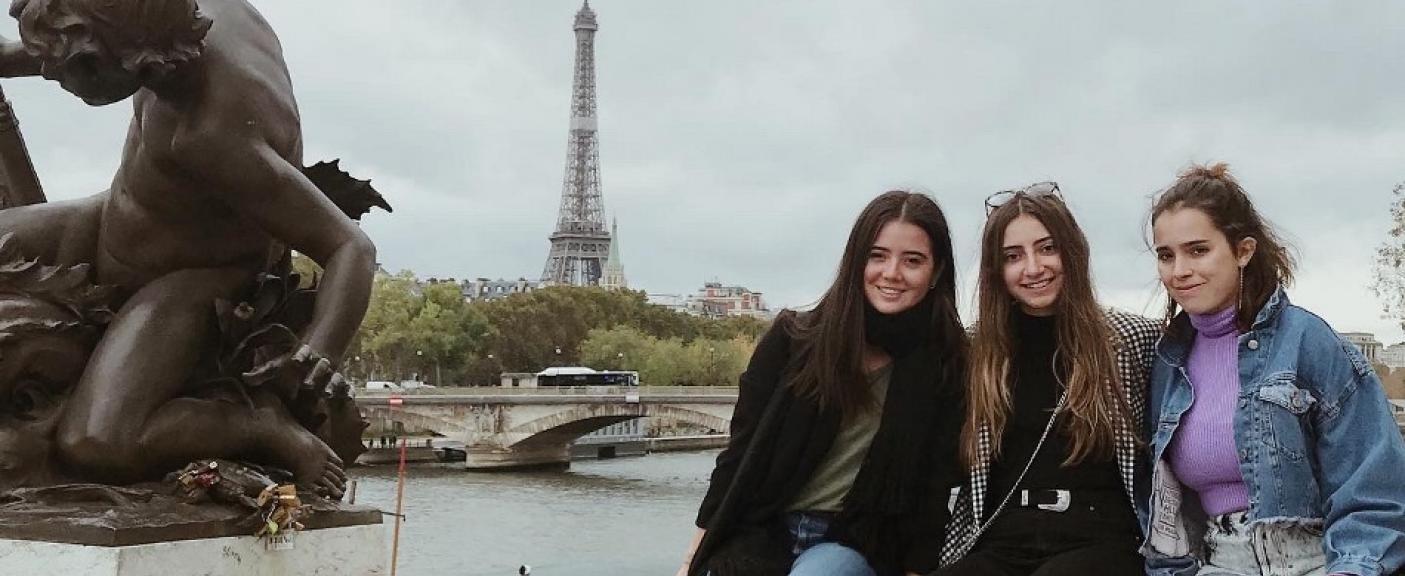 Junto con amigas de otros países, Pilar (derecha) combinó estudio con viajes a ciudades de Francia
