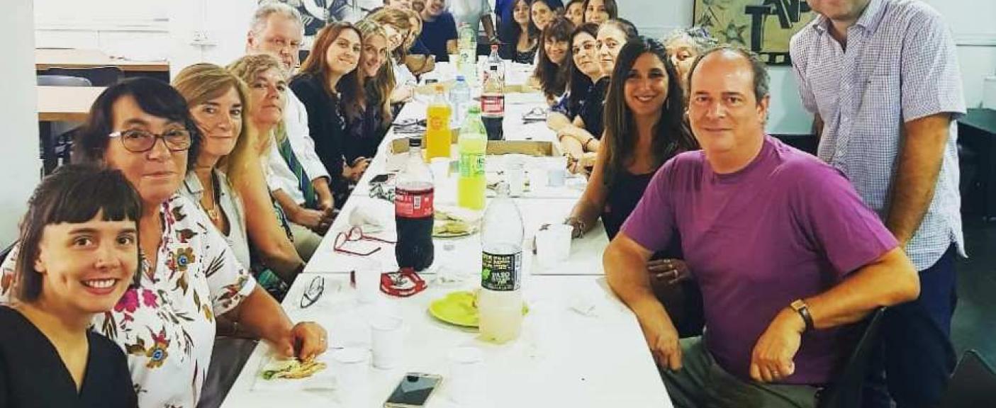 Académicos y administrativos en el almuerzo de camaradería.