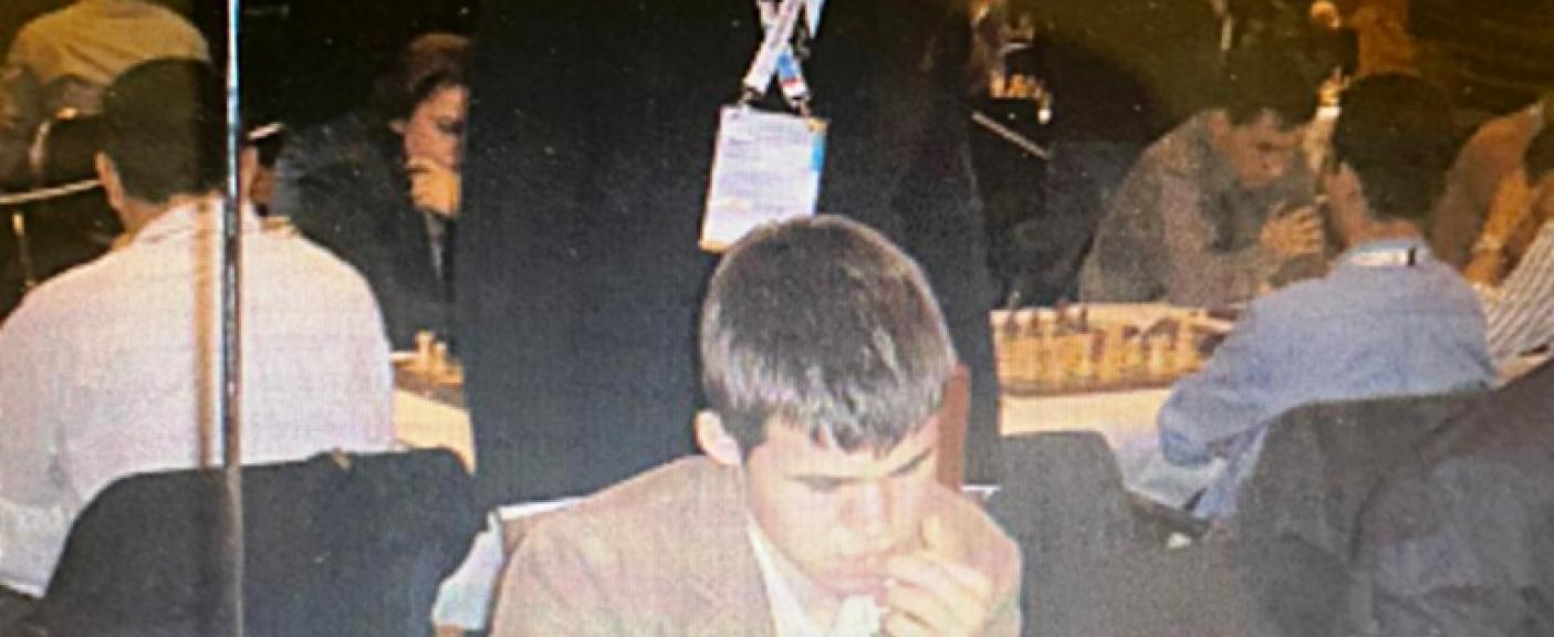 El Dr. Gonçalves detrás del campeón mundial Magnus Carlsen,