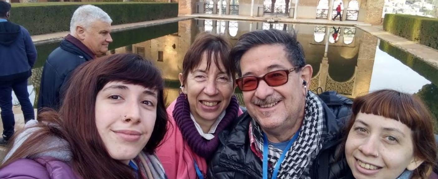 Gabriela Renault (Decana de la facultad de Psicología y Psicopedagogía) y sus hijas, Micaela y Catalina