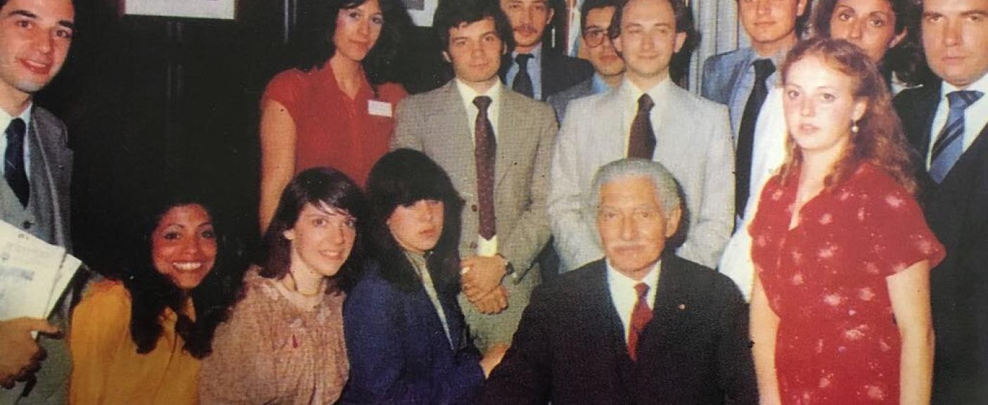 Dr.Ricardo Levene(h), Decano de la Facultad de Ciencias Jurídicas junto a un grupo de alumnos, entre ellos nuestro Rector Carlos Ignacio Salvadores de Arzuaga.