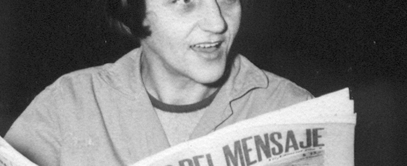 Alice Darramón de Beitía en su oficina de la sede en el Colegio del Salvador, en 1966 leyendo el periódico Esquiu
