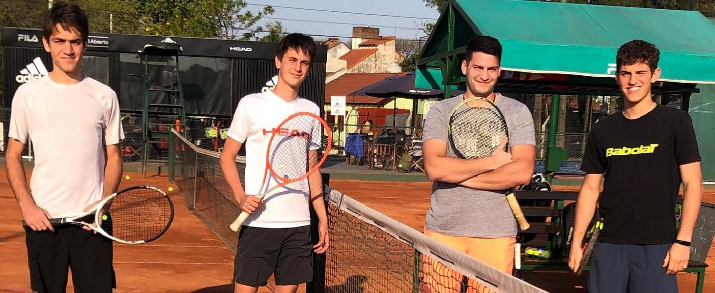 El doble USAL 2 (derecha), Ignacio López Menéndez y Felipe Santorelli, a punto de jugar con UdeSA.