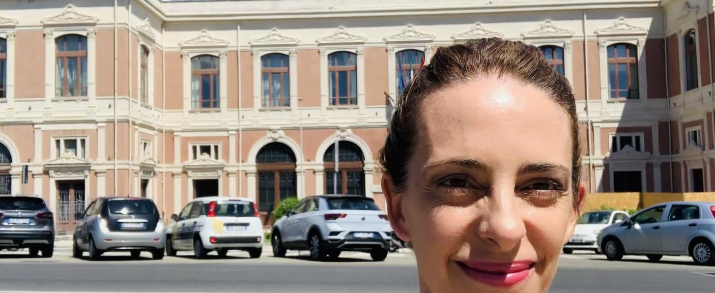 María Fernanda Yapur en la puerta de la Università di Messina