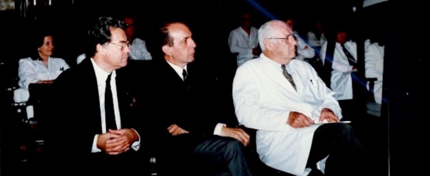 Cuarta Jornada de AMFA, 1993. En el Servicio de González-Montaner. Instituto Vaccarezza. Sentados: Dres. Paul Léophonte, Jacques Rochemaure y Luis Julio González-Montaner 