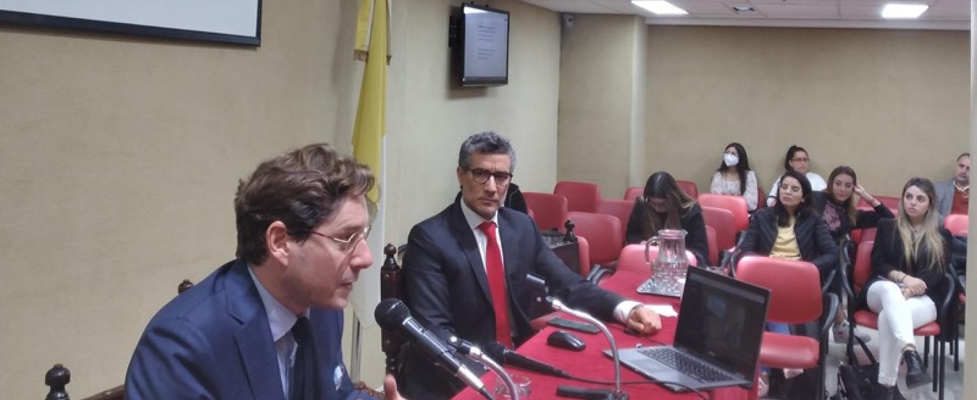 Dr. Christophe Barbato, el profesor USAL Santiago Deluca y el profesor de la UB Patricio De Giorgis, Presidente de AdEI.